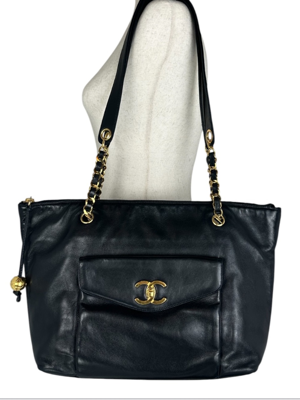CHANEL Black Lambskin CC Chain Tote Shoulder Bag 24k plated Gold Hardware - Picture 5 of 15